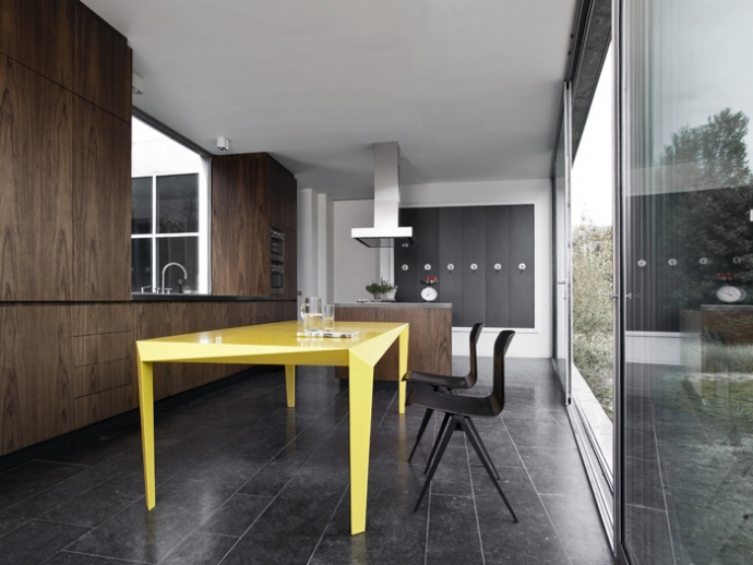 Volt table - żółto i dynamicznie - design, stół