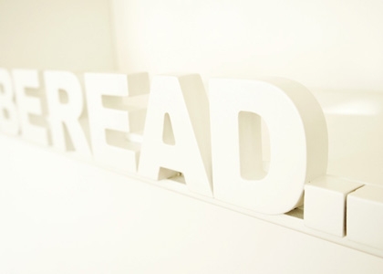 Posegreguj książki z Typographic Bookshelf - design, półka