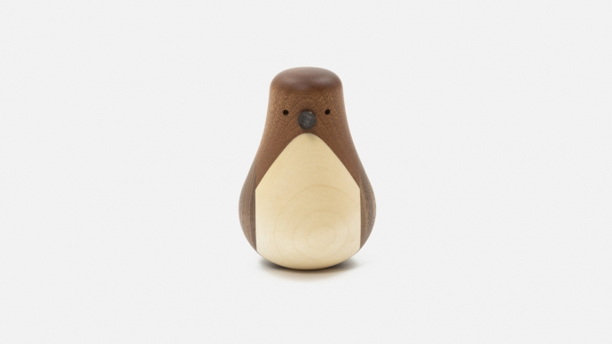 Designerska figurka Re-Turned Penguin Mahogany z mahoniu.