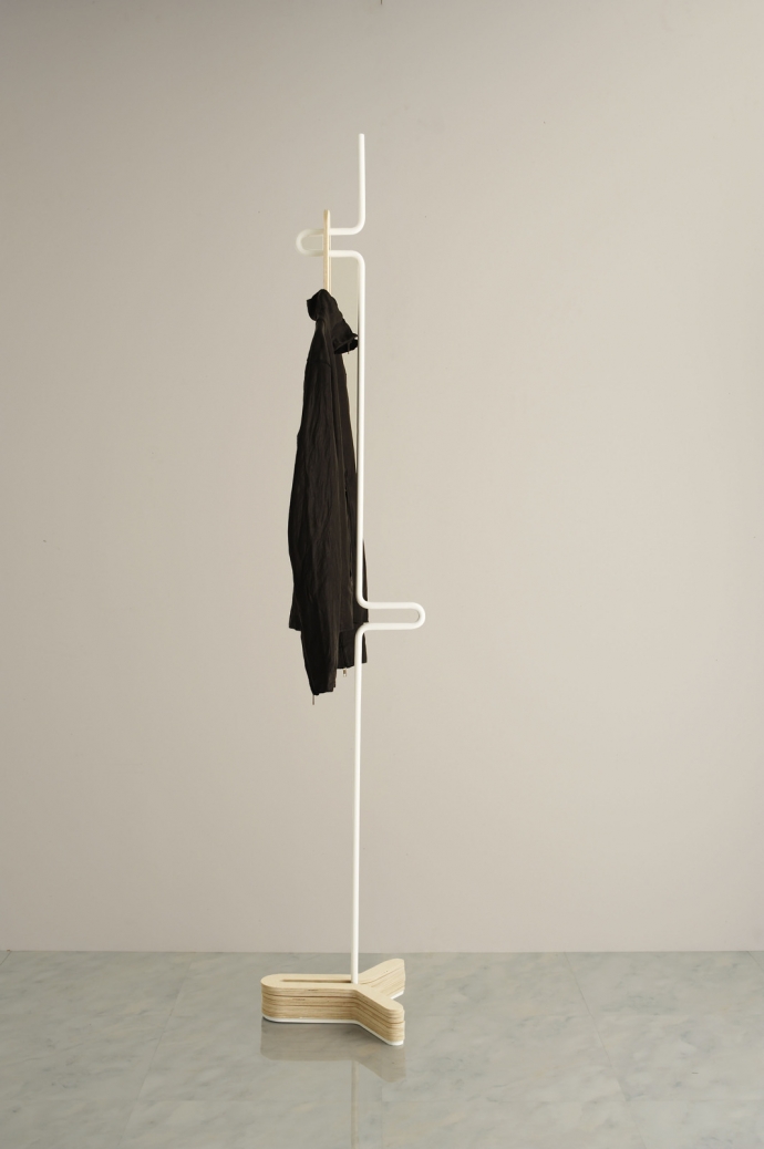 HC Hanger, metalowy pręt i trochę sklejki - design, wieszak