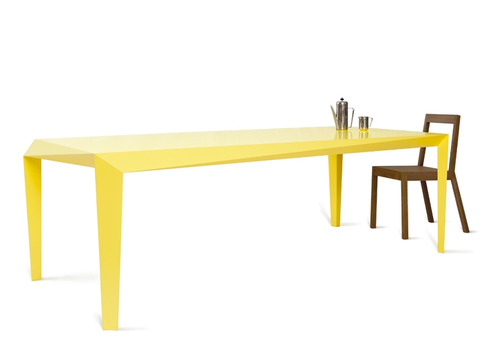 Volt table - żółto i dynamicznie