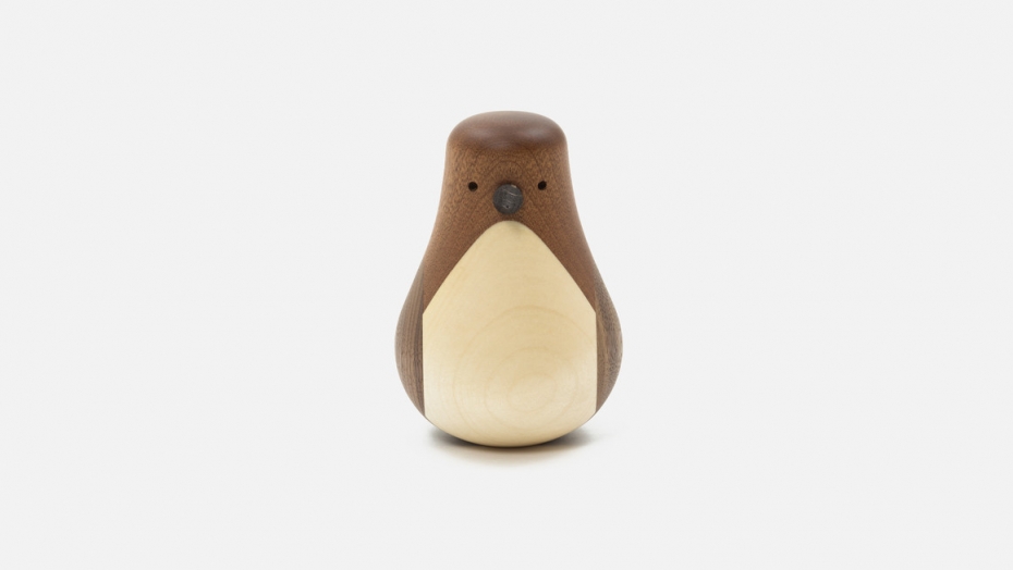 Designerska ozdoba Re-Turned Penguin Mahogany z mahoniu.