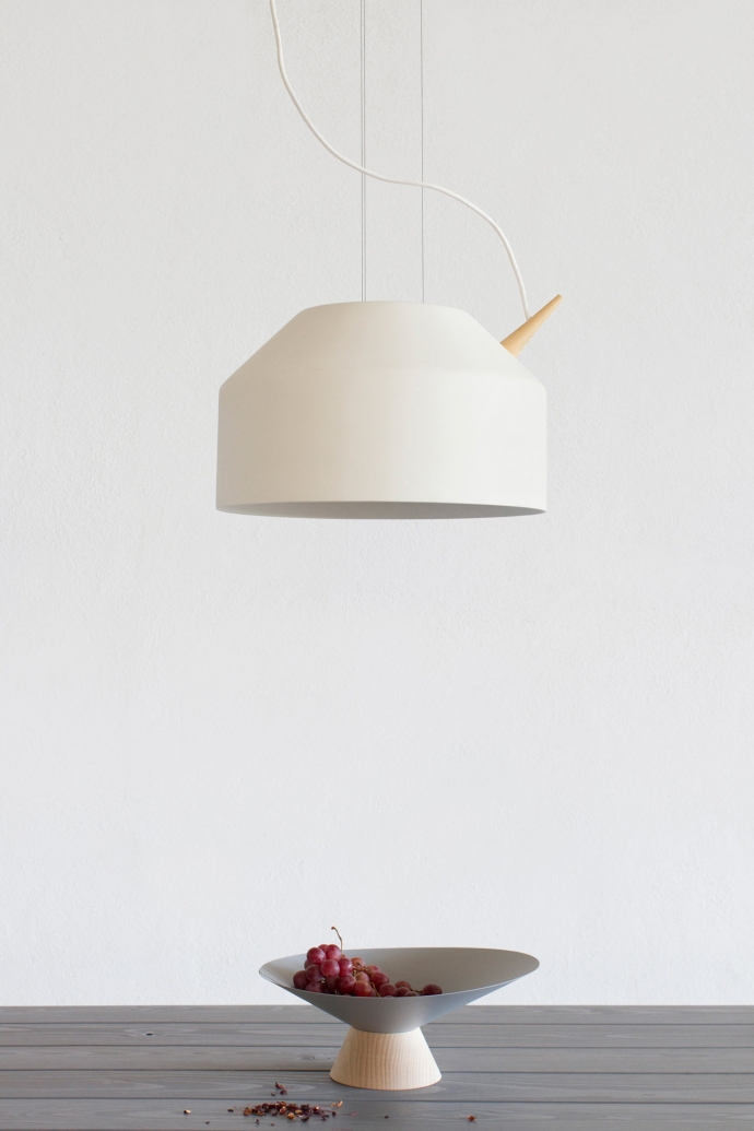 Designerska lampa Reeno w kolorze białym.
