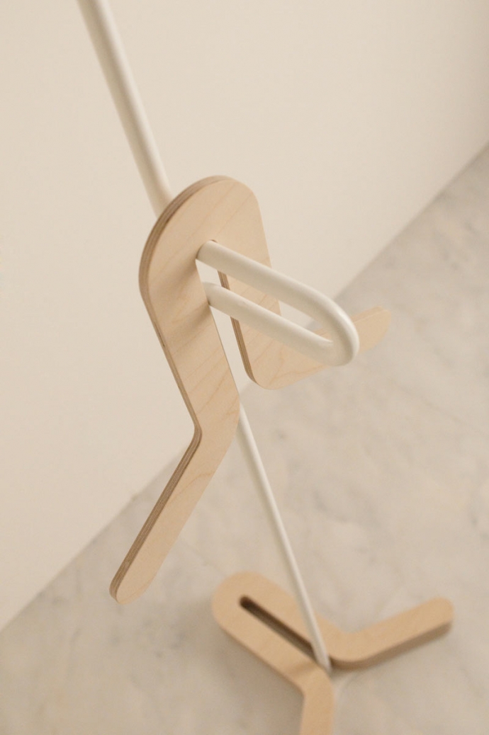 HC Hanger, metalowy pręt i trochę sklejki - design, wieszak