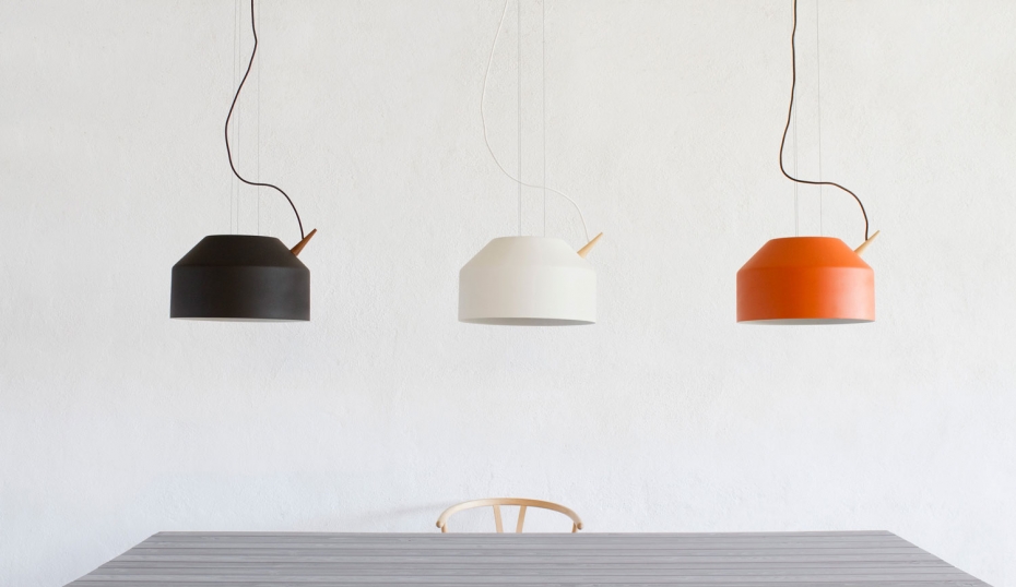 Designerskie oświetlenie Reeno w kolorze czarnym, białym oraz pomarańczowym.