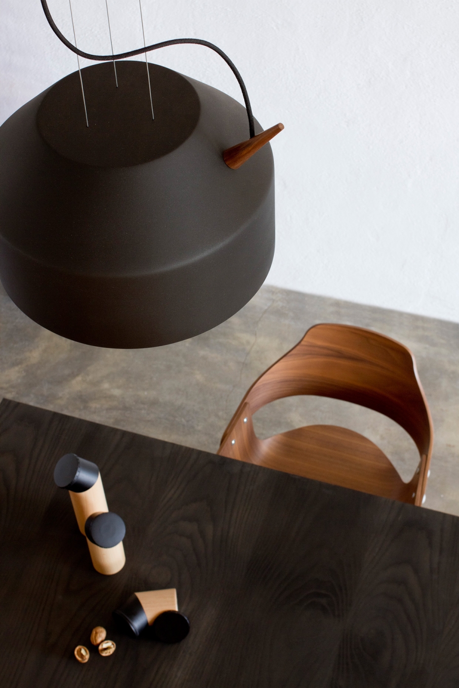 Designerska lampa wisząca Reeno w kolorze czarnym.