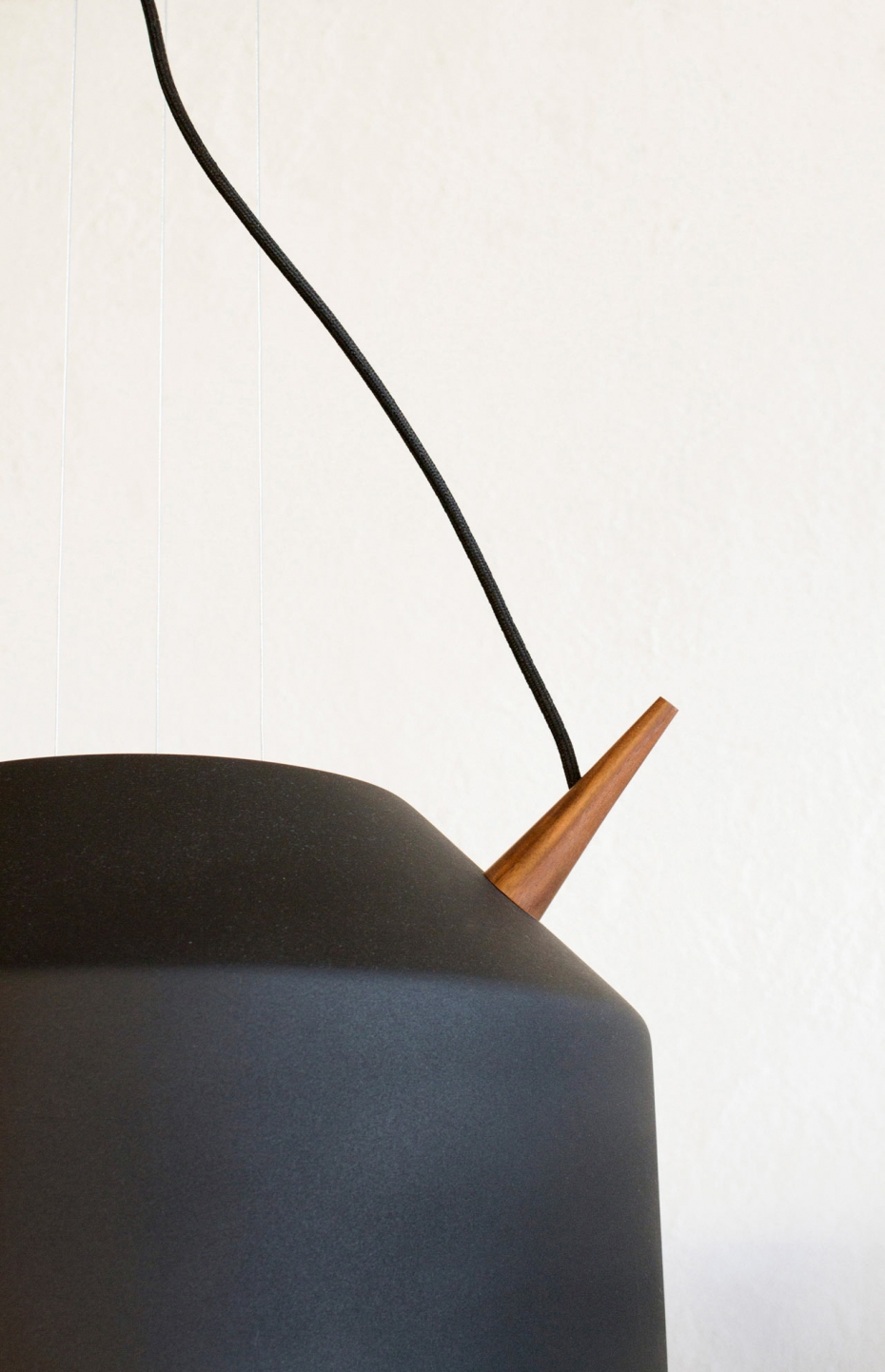 Designerska lampa wisząca Reeno w kolorze czarnym.